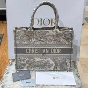🔥 Dior Medium Book Tote in Ecru and Gray Toile de Jouy Embroidery